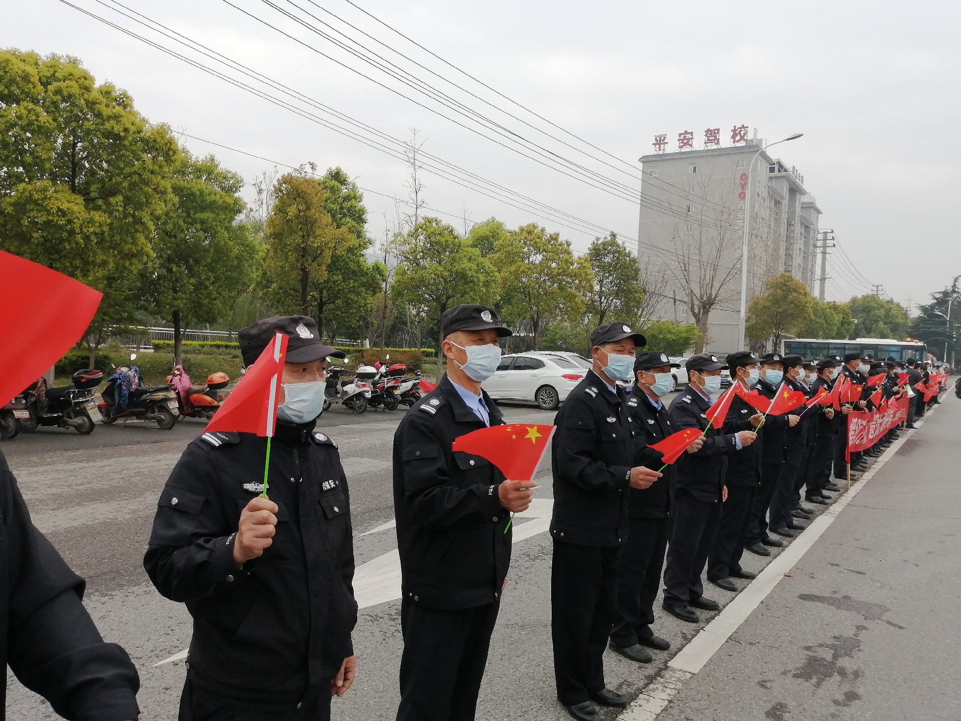 百佳物業(yè)黨支部組織公司黨員、入黨積極分子和百佳物業(yè)的佳人們?yōu)樵鹾厢t(yī)療隊送行