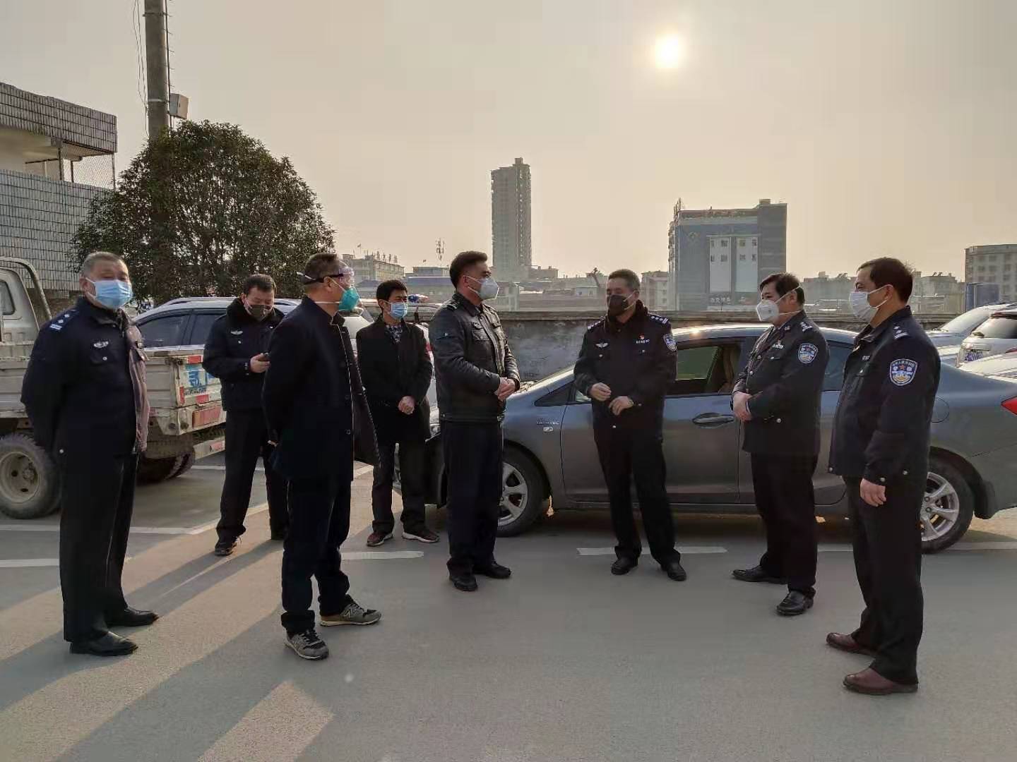 黃岡市副市長(zhǎng)、公安局局長(zhǎng)上官福令、浠水縣副縣長(zhǎng)、公安局局長(zhǎng)涂曙光一行前往浠水人民醫(yī)院指導(dǎo)疫情期間安保工作情況