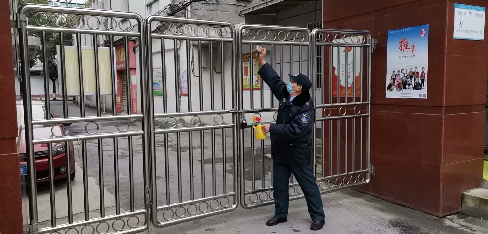 百佳保安教育系統(tǒng)員工堅(jiān)守崗位，每天對(duì)校區(qū)進(jìn)行消殺毒工作，協(xié)助校方開(kāi)展防疫抗疫工作