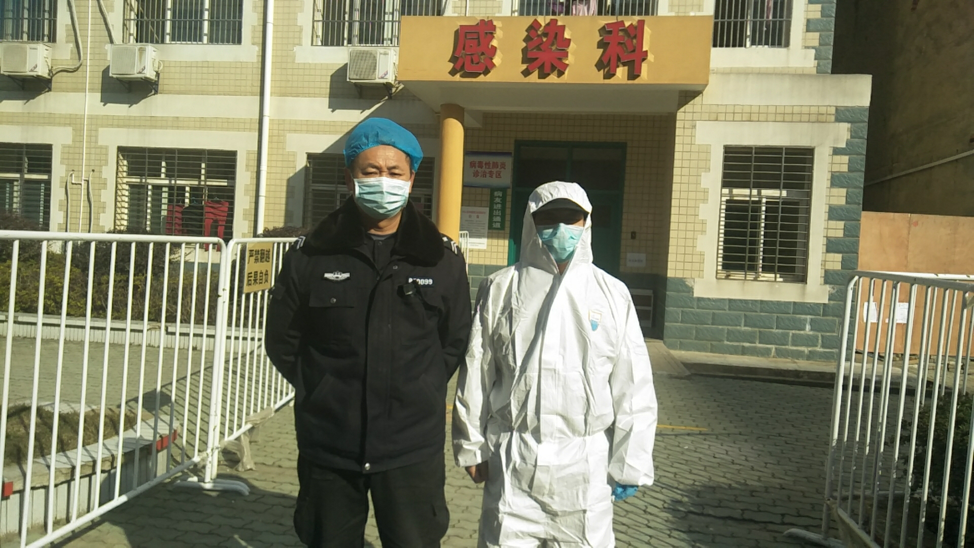 浠水縣人民醫(yī)院保安在疫情期間，擔(dān)負(fù)著感染科及整個(gè)院區(qū)的安保任務(wù)，承擔(dān)著護(hù)送病人檢查、送餐、各區(qū)域消殺毒等重要工作