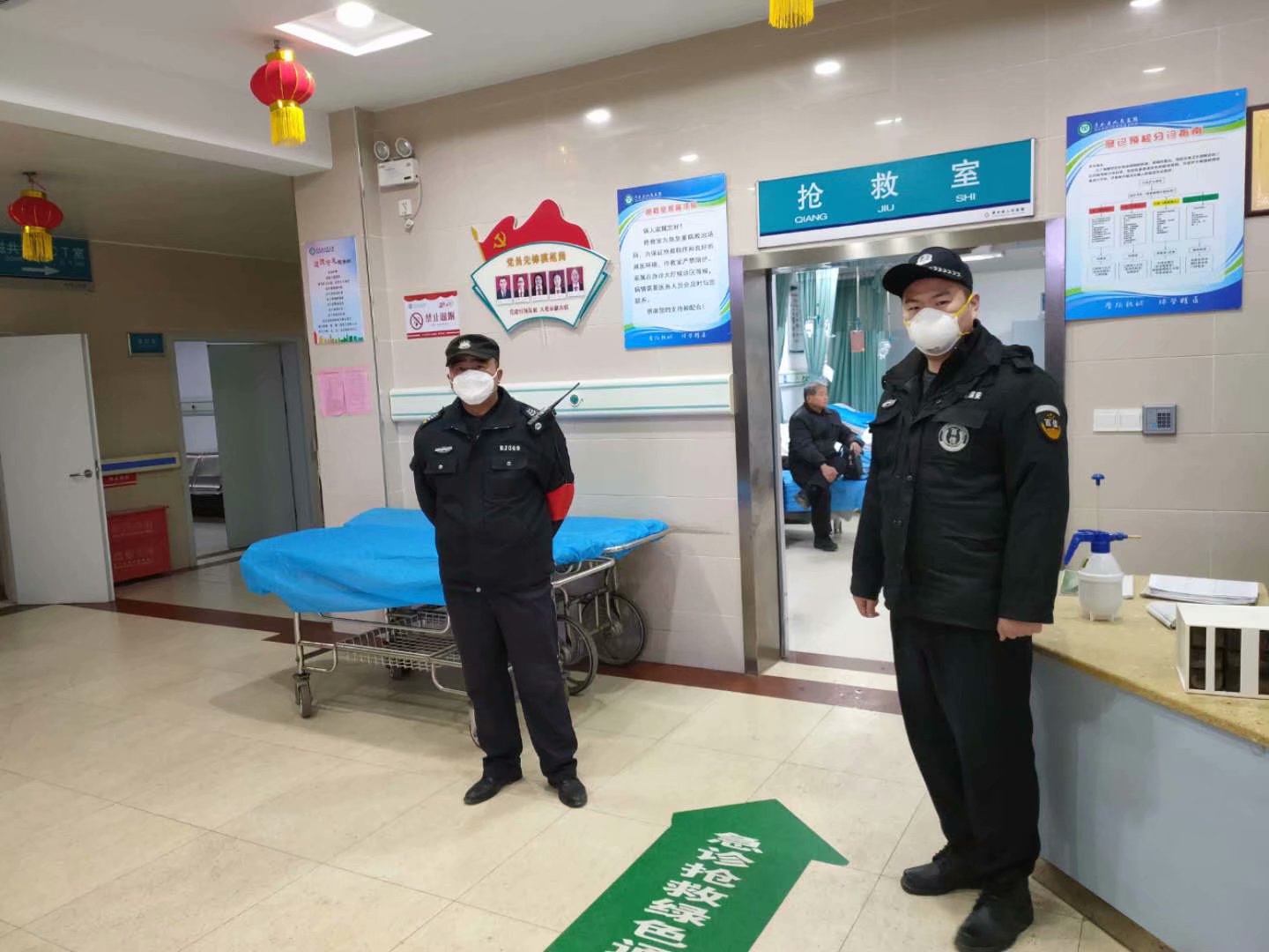浠水縣人民醫(yī)院保安在疫情期間，擔(dān)負(fù)著感染科及整個(gè)院區(qū)的安保任務(wù)，承擔(dān)著護(hù)送病人檢查、送餐、各區(qū)域消殺毒等重要工作